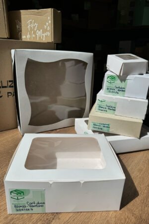 Caja blanca con ventana en acetato
