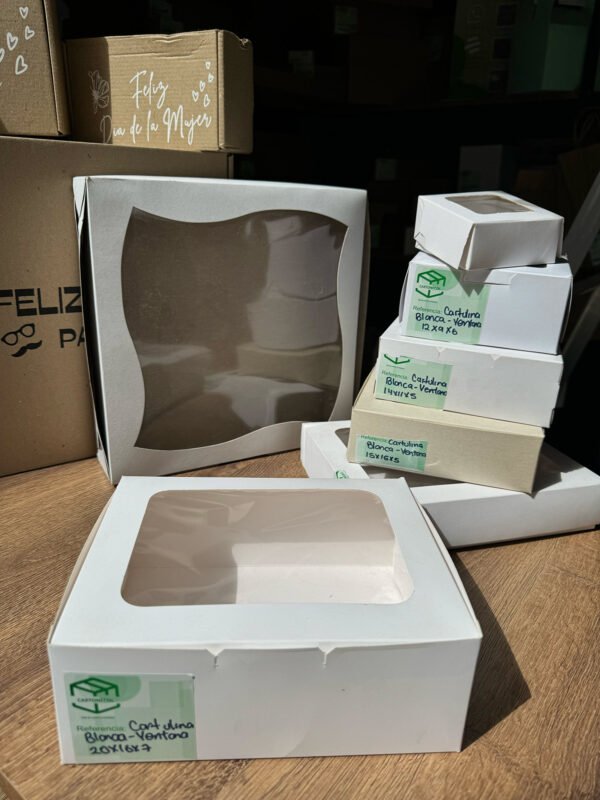 Caja blanca con ventana en acetato
